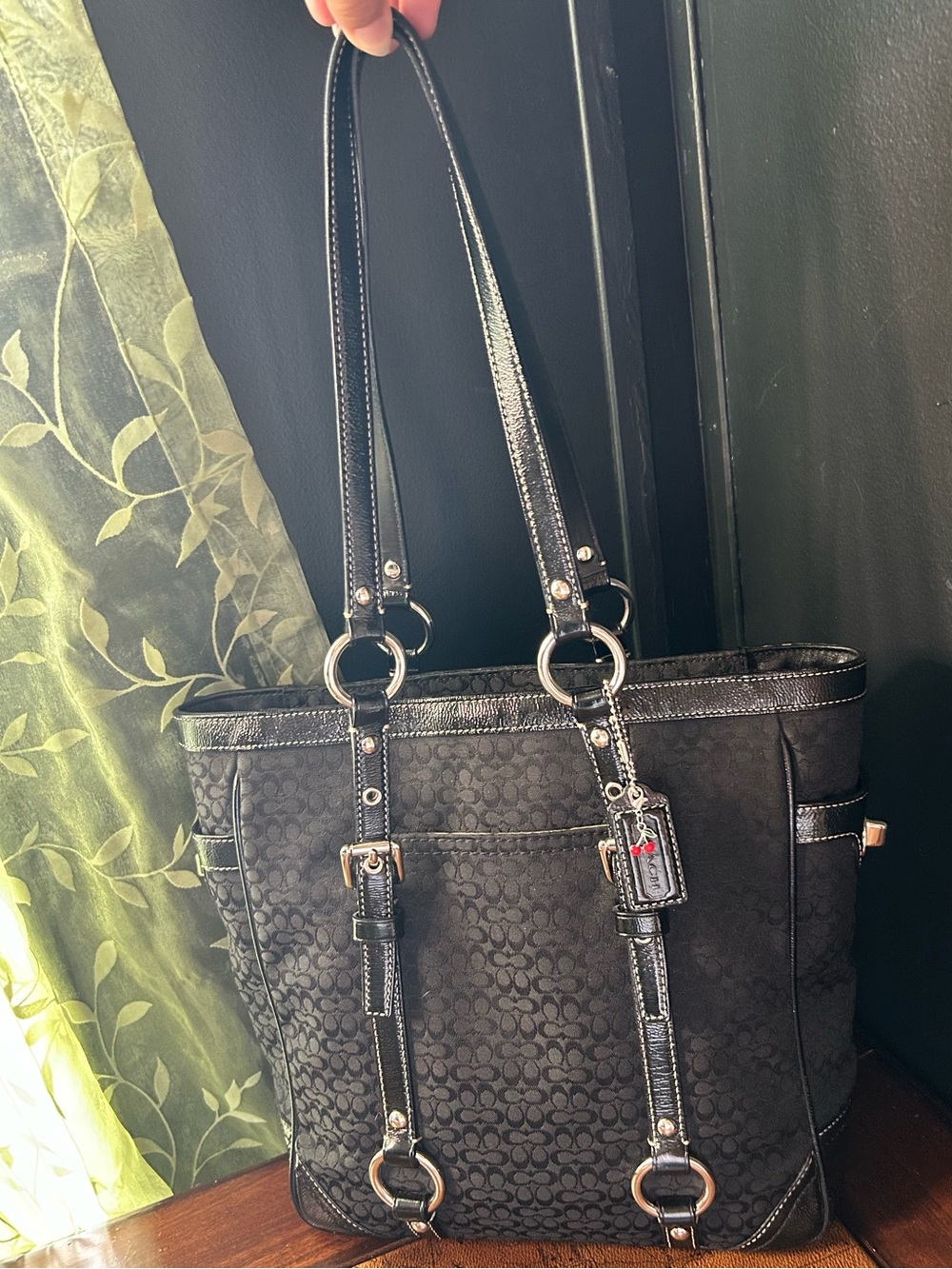 COACH Gallery Tote Signature Black
Jacquard Patent Leather D0849-F12344 - Picture 17 of 17